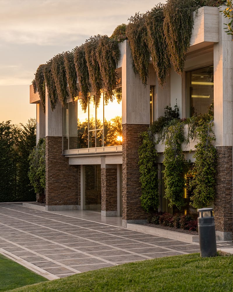 La facciata di Orsini MOOD al tramonto