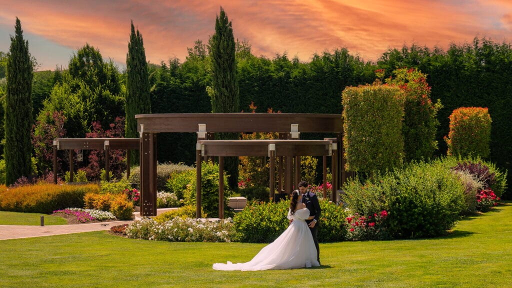 Sposi nei giardini di Orsini MOOD al tramonto
